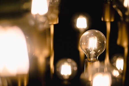 Las eléctricas piden desvincular la tarifa de la luz de los precios de mercado