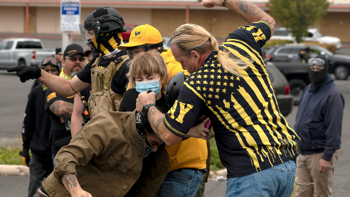 (VÍDEO) Tiros en plena calle y lucha cuerpo a cuerpo: así se enfrentaron los Proud Boys y los Antifa en Portland