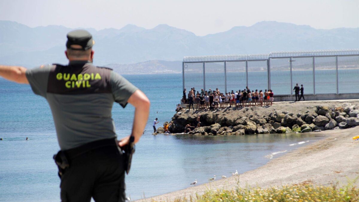 Un guardia civil herido en un intento de asalto masivo de marroquíes a Ceuta