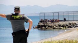 Un guardia civil herido en un intento de asalto masivo de marroquíes a Ceuta