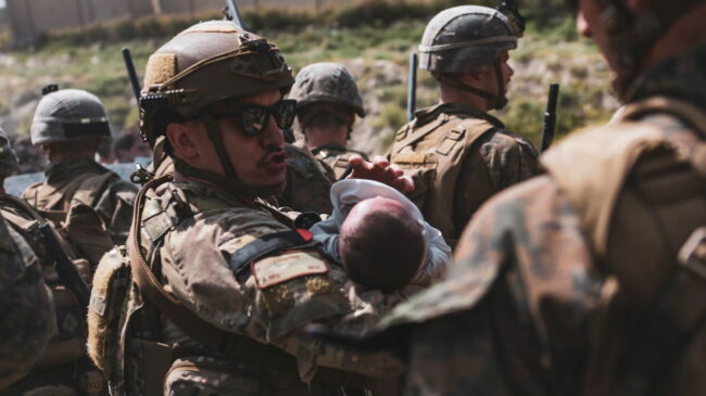 (VÍDEO) Un bebé afgano es entregado por encima de un muro en Kabul a soldados de EE.UU.
