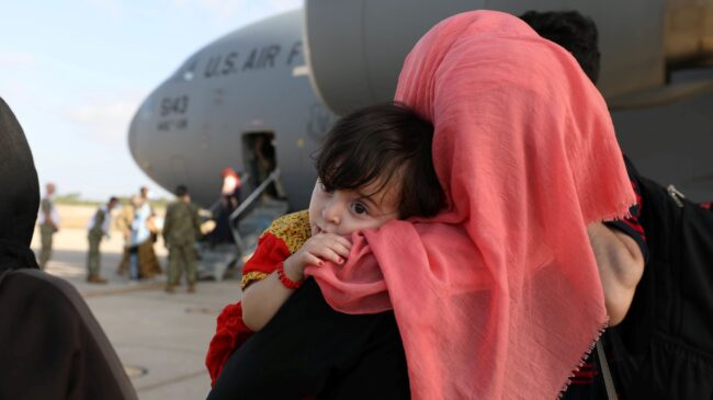 Dos aviones estadounidenses llegan a Rota con 450 evacuados de Afganistán