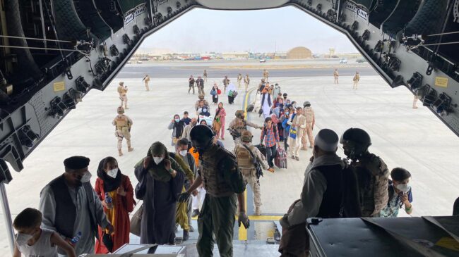 El primer avión con los repatriados de Afganistán aterriza en Dubái y llegará este jueves a España
