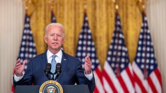 Biden avisa a los talibanes: EE.UU. defenderá a su gente con "fuerza devastadora"