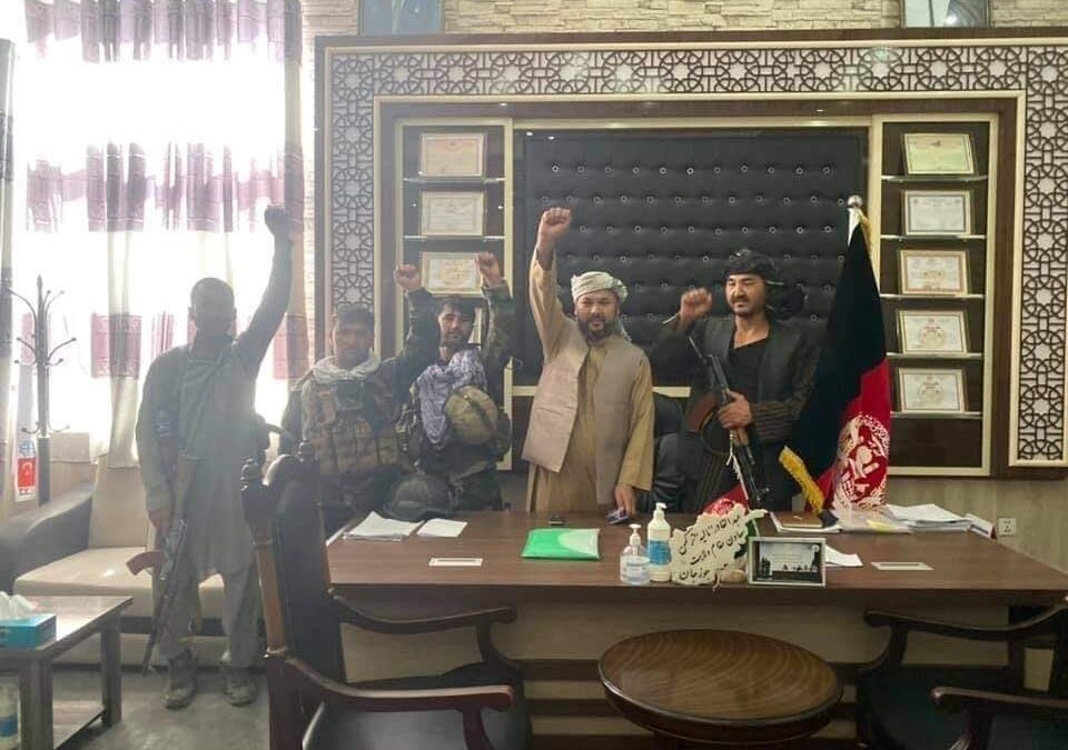 Los talibanes capturan una segunda capital provincial en Afganistán