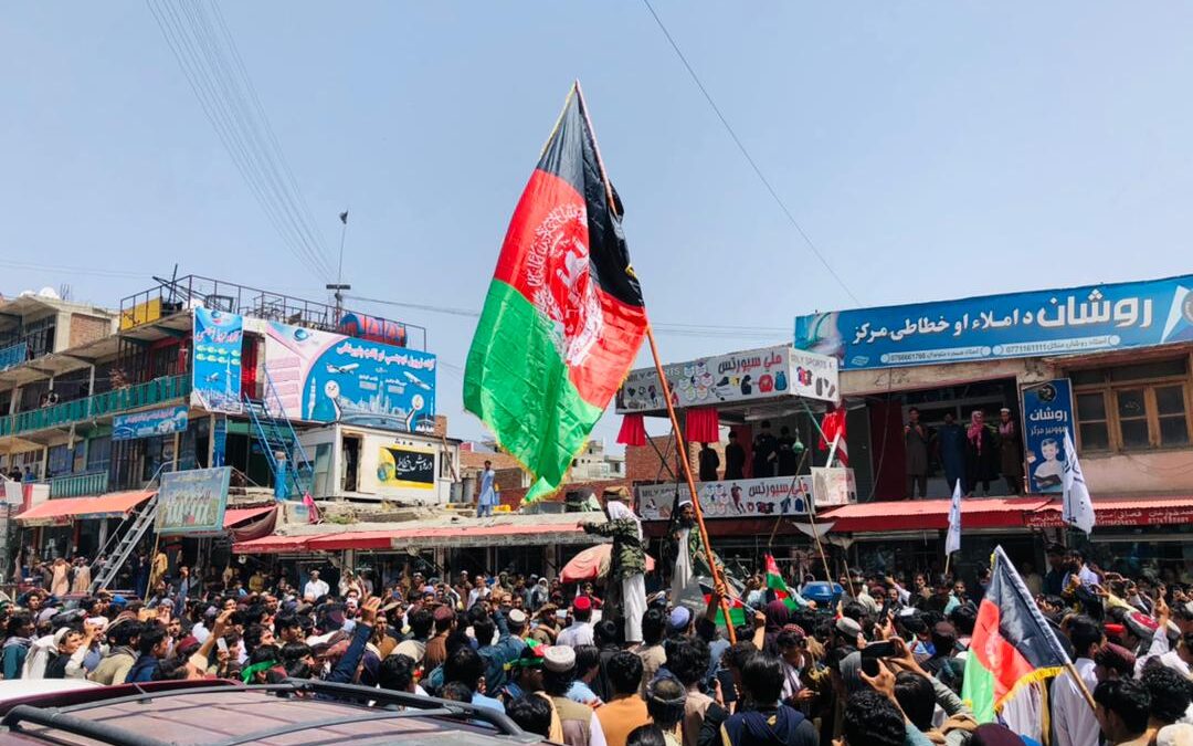(VÍDEO) Los talibanes reprimen una manifestación a favor de la bandera afgana que deja al menos 2 muertos y varios heridos