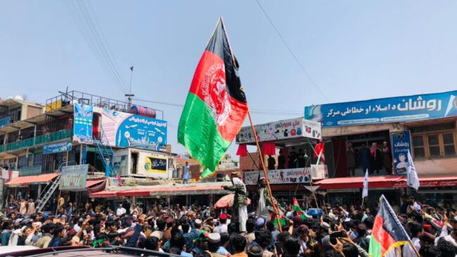 (VÍDEO) Los talibanes reprimen una manifestación a favor de la bandera afgana que deja al menos 2 muertos y varios heridos