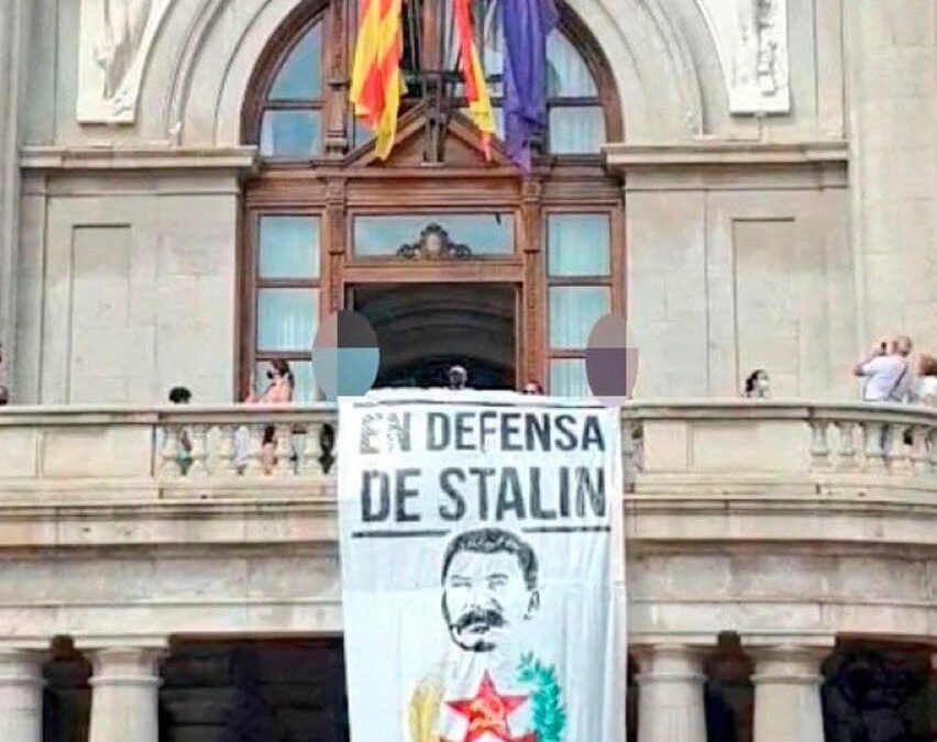 El PP pide investigar la pancarta de Stalin que apareció colgada en el balcón del Ayuntamiento de Valencia