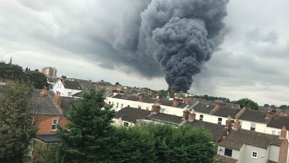 (VÍDEO) Un enorme incendio se desata en un área industrial en Inglaterra