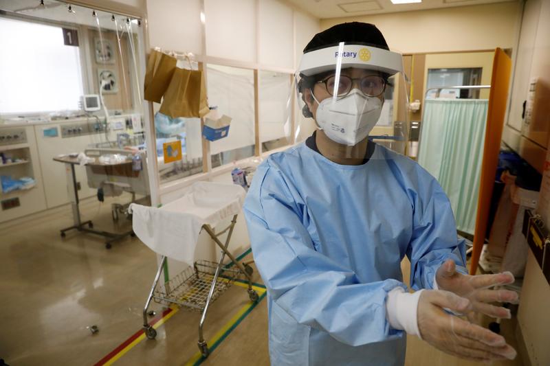 Polémica en Japón por su nueva política hospitalaria: solo los pacientes graves de covid serán hospitalizados