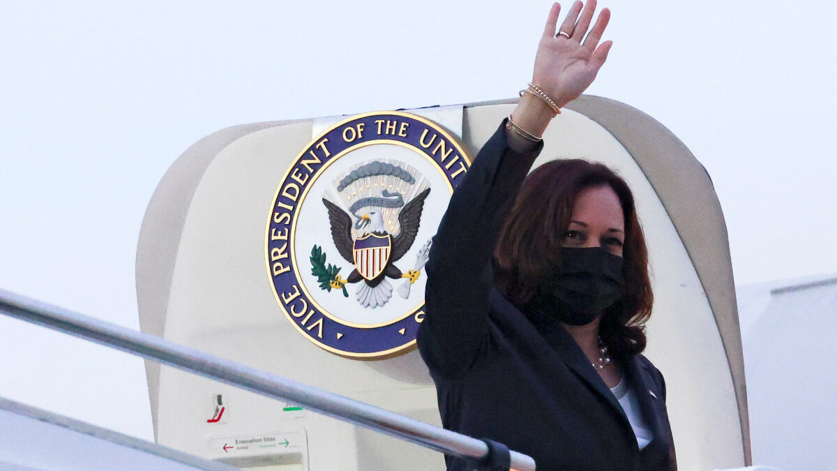 Harris inicia su viaje a Vietnam pese a los «ataques» a diplomáticos estadounidenses