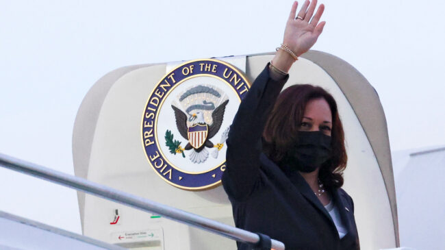 Harris inicia su viaje a Vietnam pese a los "ataques" a diplomáticos estadounidenses