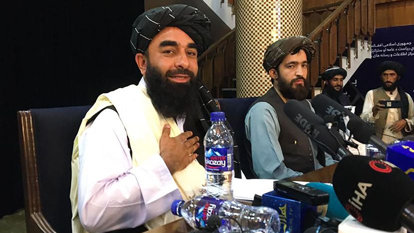 (VÍDEO) Los talibanes celebran la "completa independencia" de Afganistán con disparos al aire