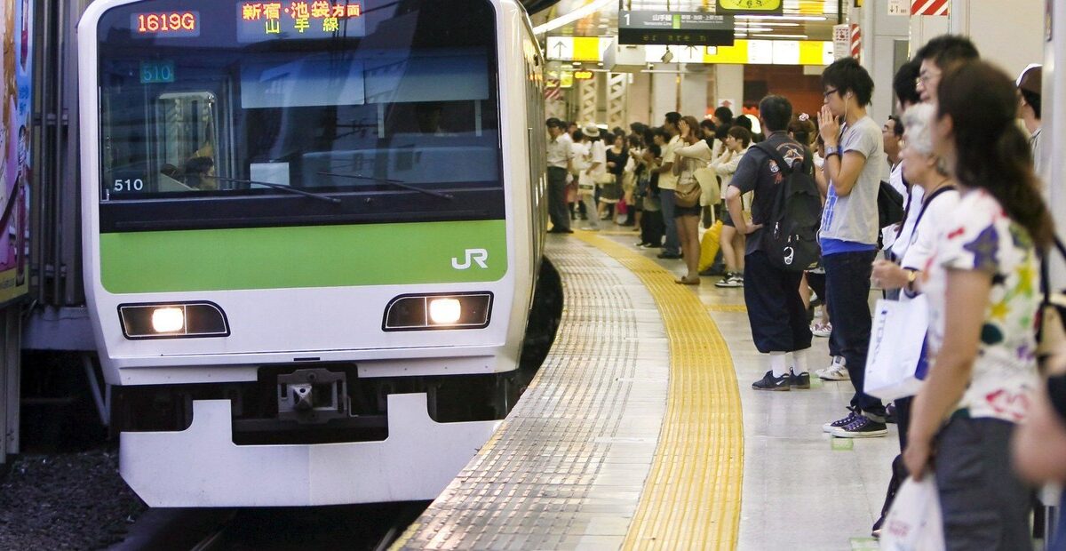 (VÍDEO) Un ataque con cuchillo en un tren de Tokio deja decenas de heridos