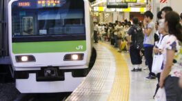(VÍDEO) Un ataque con cuchillo en un tren de Tokio deja decenas de heridos