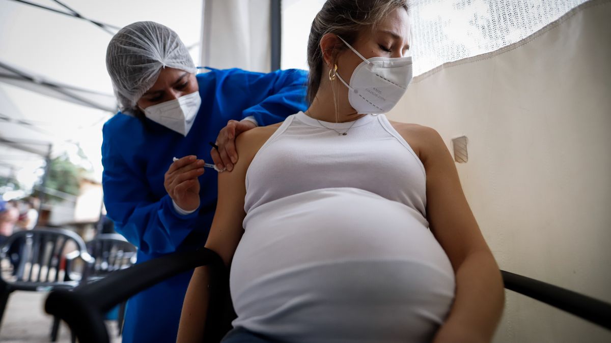 La vacunación de las embarazadas pasa a ser prioritaria