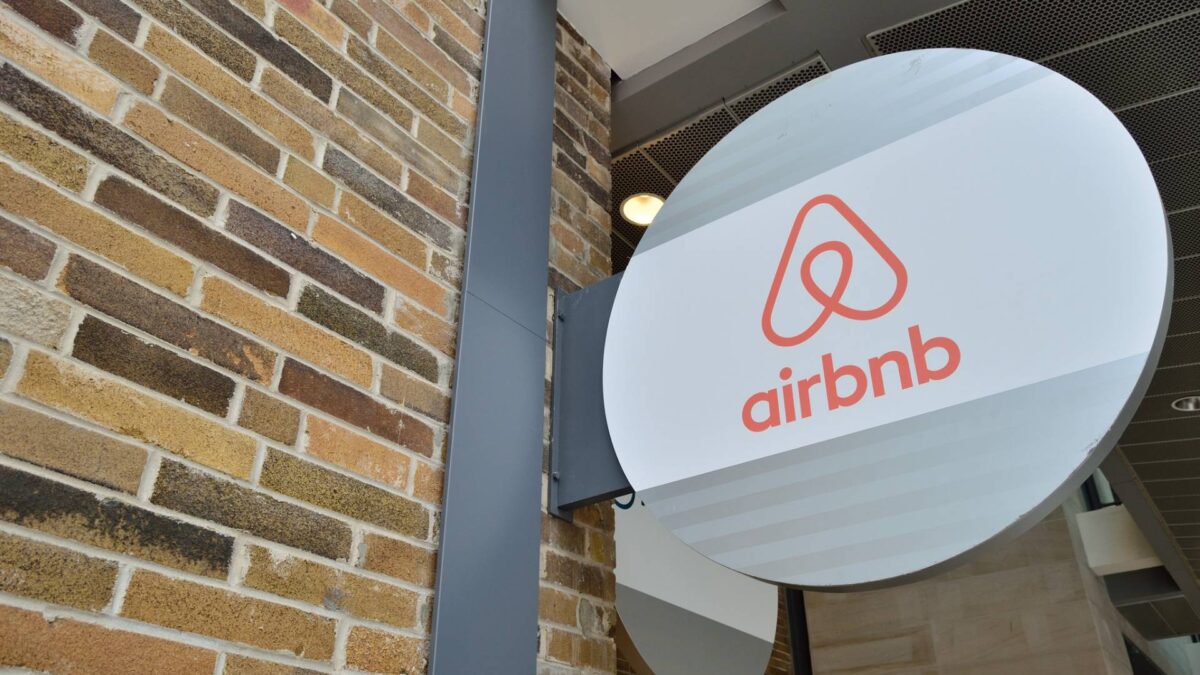 Airbnb alojará gratuitamente a 20.000 afganos refugiados por todo el mundo