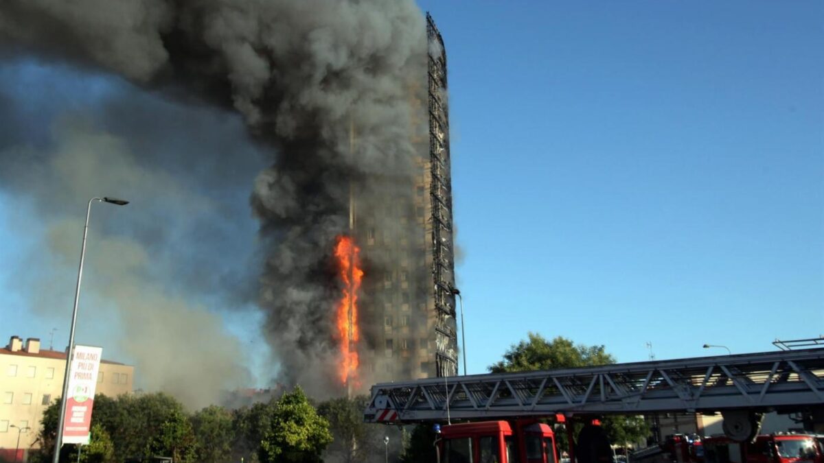 (VÍDEO) Un incendio devora un edificio de veinte plantas en Milán