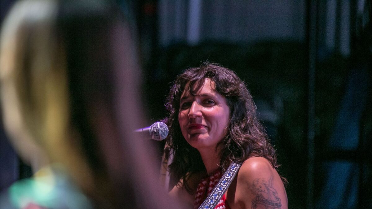 Concierto ilustrado: la música de Lorena Álvarez y el arte de María Hesse se abrazan en un estimulante viaje sensorial