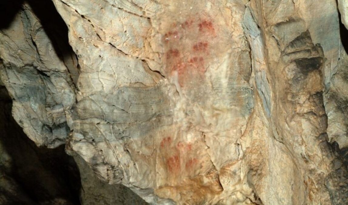 Constatan el origen humano de las pinturas más antiguas del mundo, descubiertas en Ardales (Málaga)
