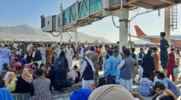 (VÍDEO) Miles de personas desesperadas desatan el caos en el aeropuerto de Kabul: ya habría 6 muertos