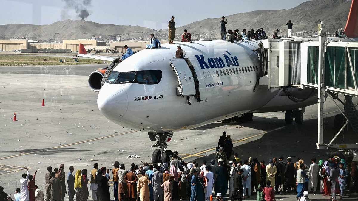 Los talibanes garantizan a EE.UU. que dejarán pasar a civiles al aeropuerto