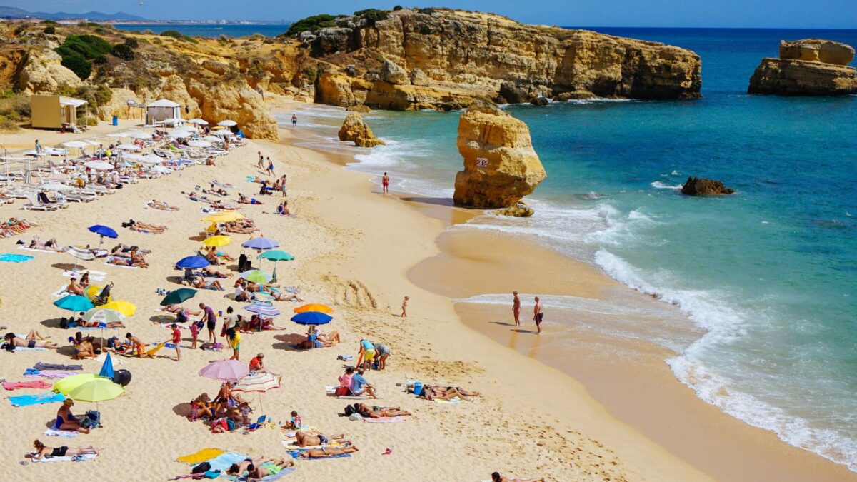 Drones inteligentes para asegurar que se cumplen las medidas anti-COVID-19 en playas y conciertos