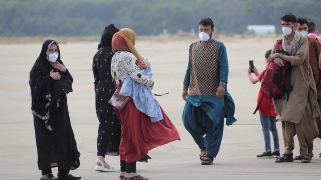 Llegan a Madrid otros dos aviones con 140 afganos evacuados por la UE