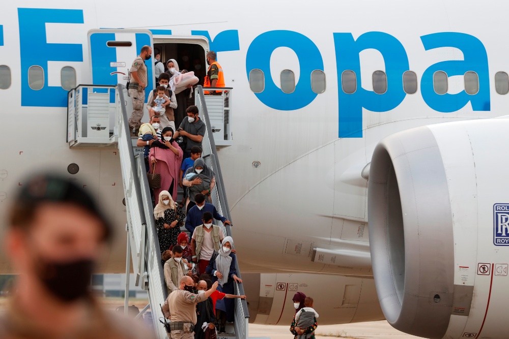 España no se plantea reconocer al régimen afgano pero abre la puerta a «contactos operativos»