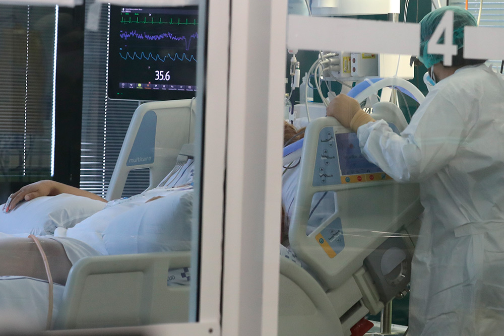 La presión en ucis por COVID baja por primera vez desde hace un mes: 21,5%