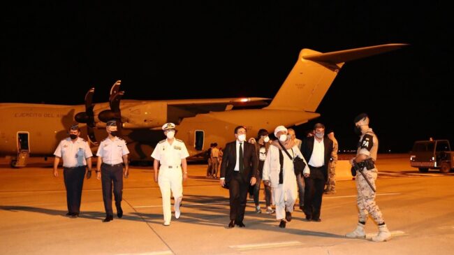 El avión con los primeros evacuados llega a la base de Torrejón de Ardoz