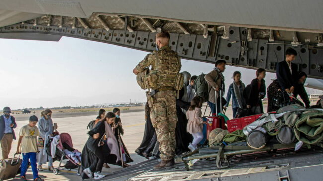 La OTAN mantendrá tropas en el aeropuerto de Kabul mientras dure la evacuación