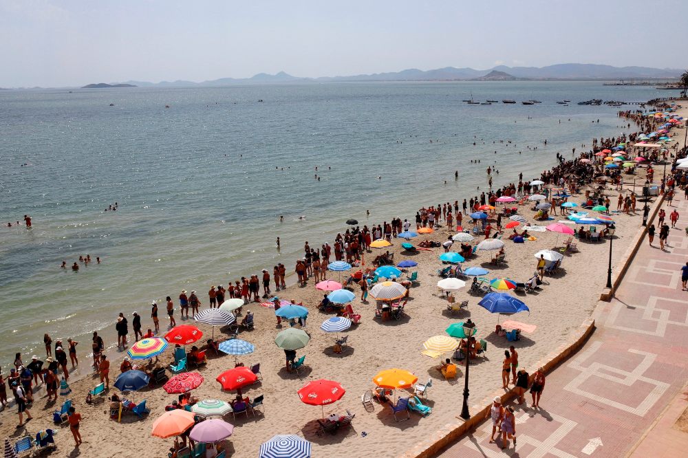 Miles de personas se unen en un abrazo en cadena al Mar Menor