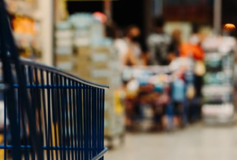 Polémica con las ayudas de Cáritas: ¿cómo funcionan realmente sus vales para alimentación?