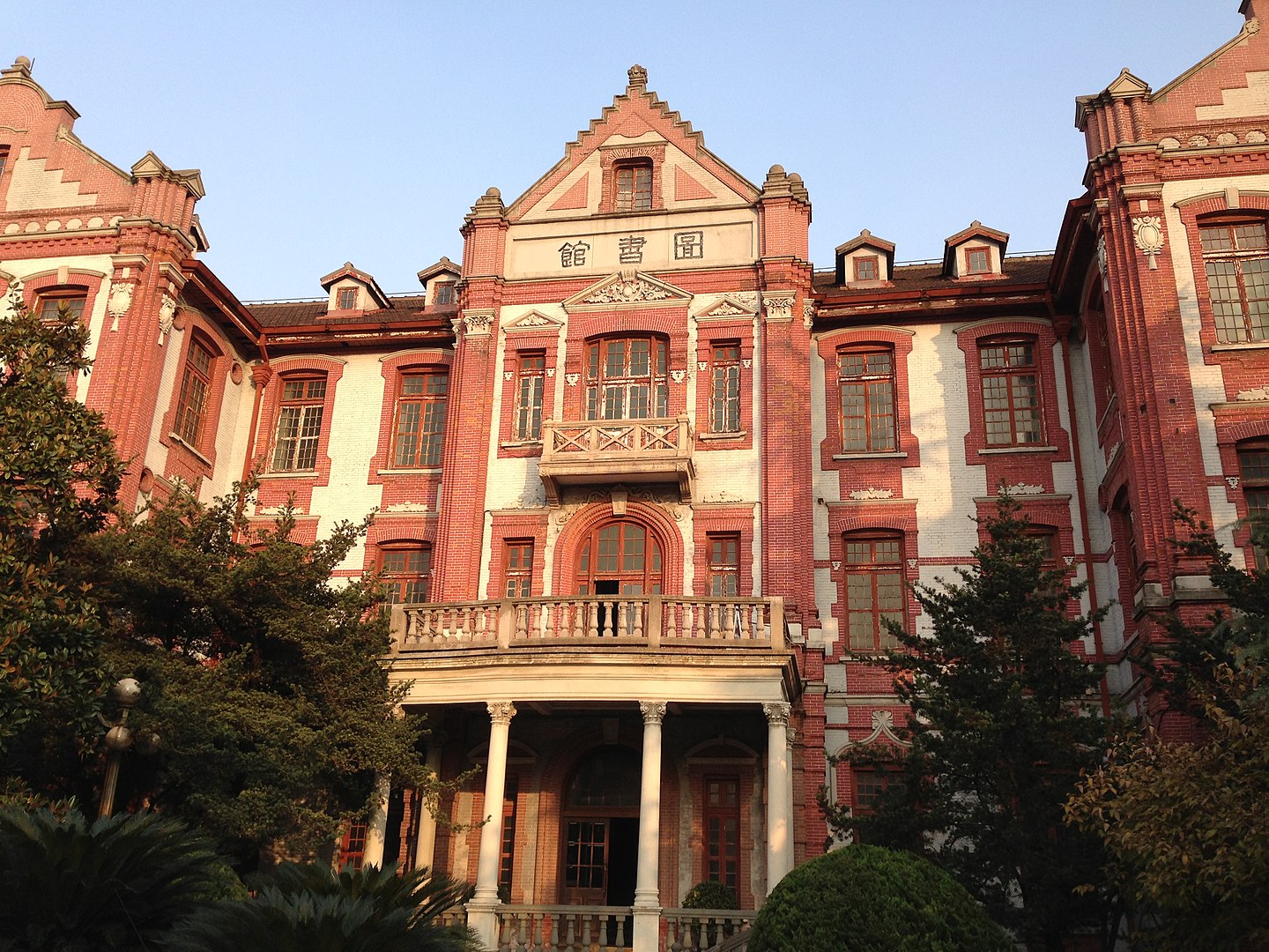 Una universidad china pide listas de estudiantes LGTBI para una «investigación»