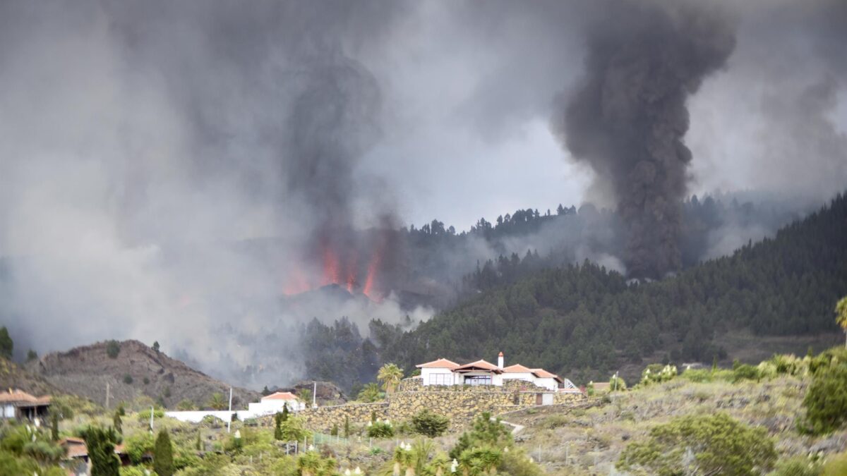 (VÍDEOS) La destrucción del volcán de La Palma: “Toda la vida trabajando para esto”