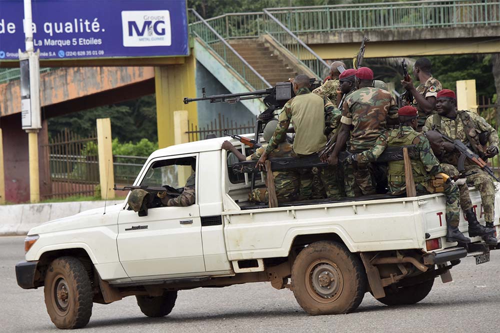 Militares golpistas de Guinea capturan al presidente, disuelven las instituciones y anuncian un toque de queda