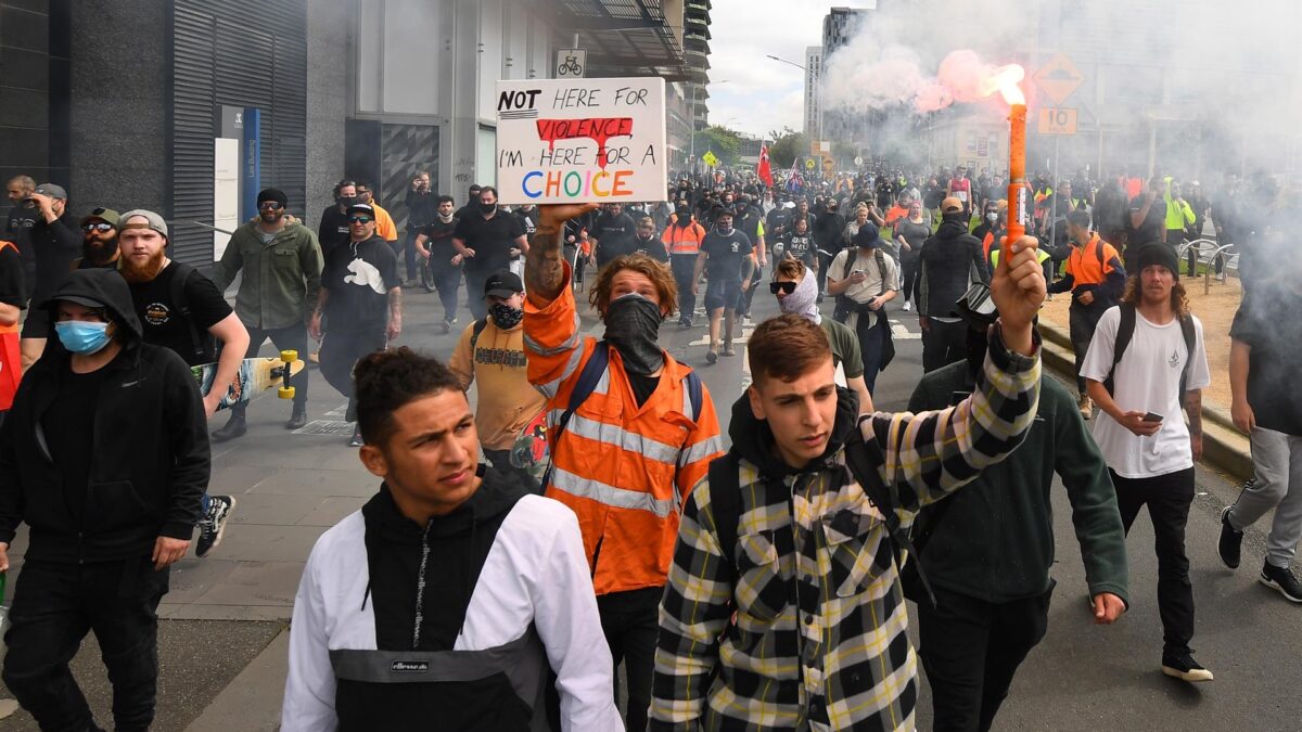 (VÍDEO) Enfrentamiento entre policía y manifestantes en el tercer día de protestas en Melbourne contra el certificado covid