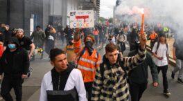(VÍDEO) Enfrentamiento entre policía y manifestantes en el tercer día de protestas en Melbourne contra el certificado covid