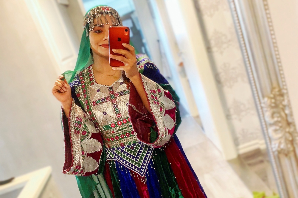 «Así es como nos vestimos»: las afganas plantan cara a los talibanes con ropa de colores