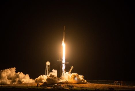 Los primeros turistas de SpaceX despegan hacia el espacio