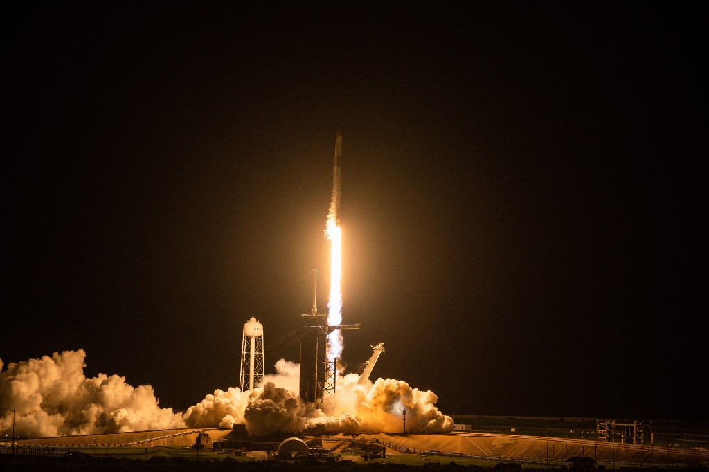 Los primeros turistas de SpaceX despegan hacia el espacio