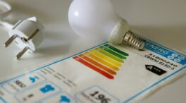 El precio de la electricidad baja este jueves, pero sigue superando la barrera de los 200 euros/MWh