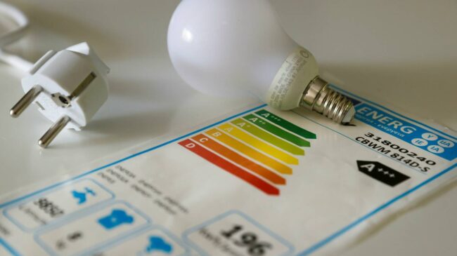 El precio de la luz baja un 3,8% este viernes: 208,41 euros/MWh