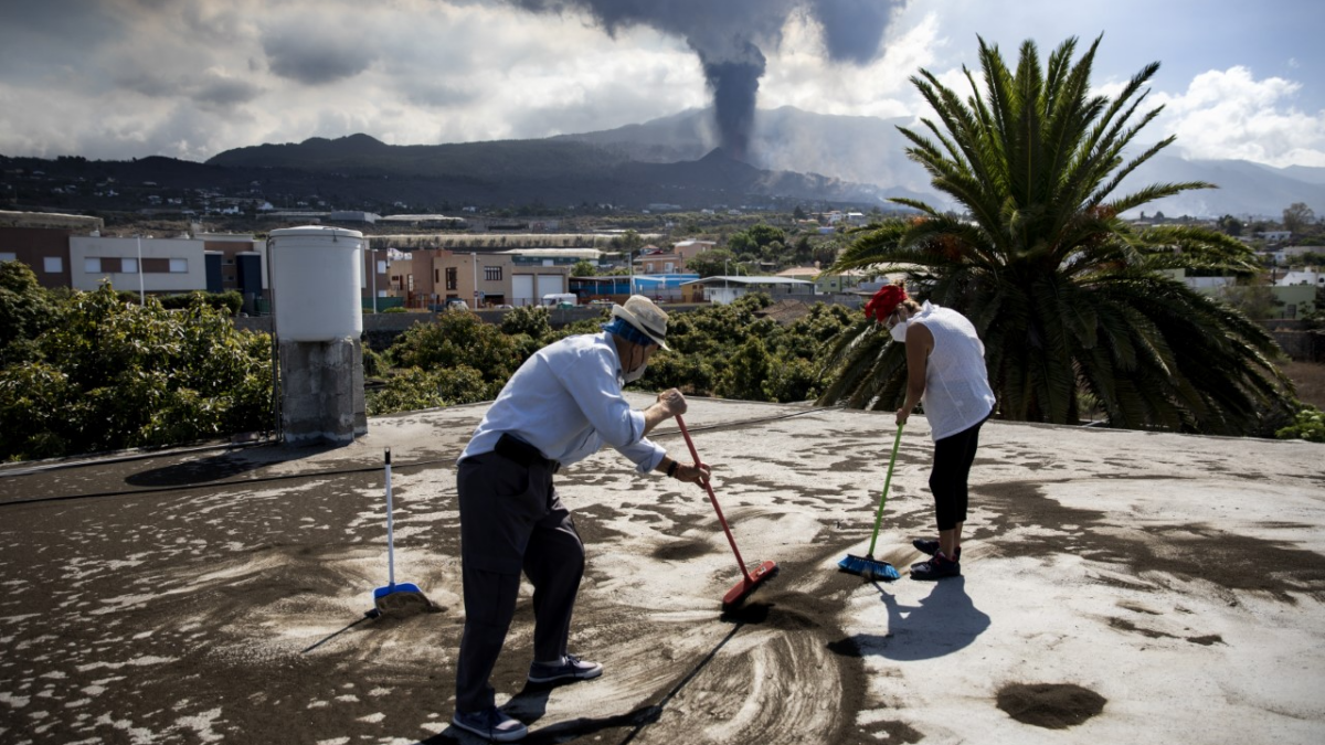 ¿Qué hacer con toda la ceniza caída en La Palma? Esto es lo que opinan los vulcanólogos