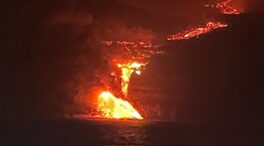 (VÍDEO) La lava forma una increíble pirámide de más de 50 metros al entrar en contacto con el océano