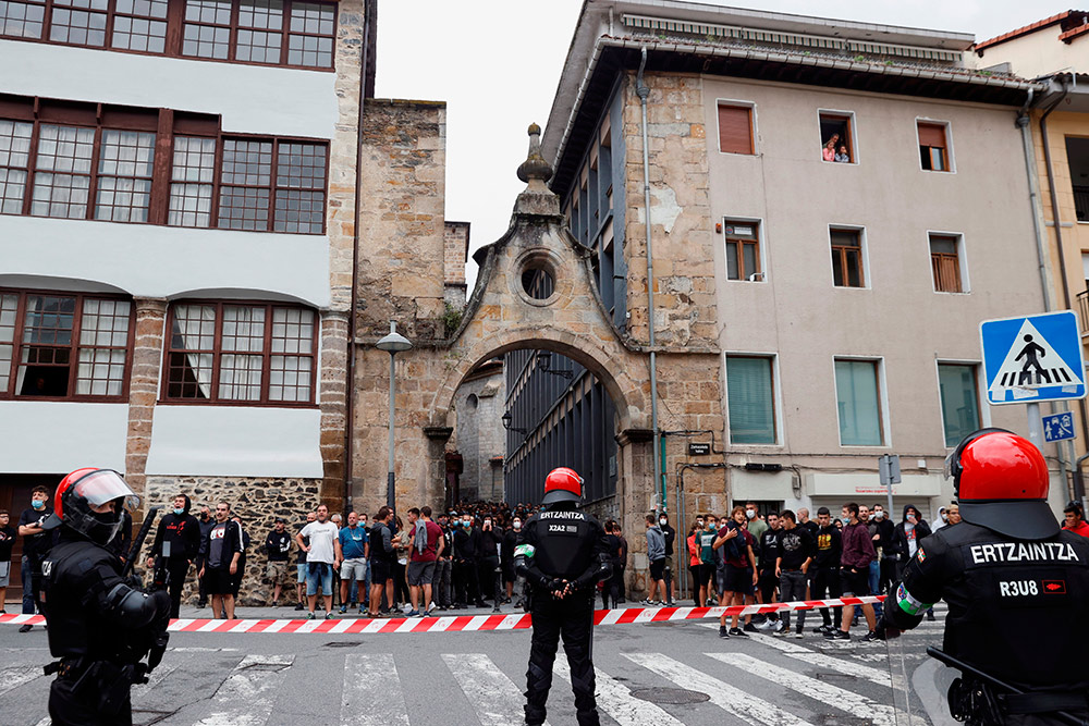 Tensión y cargas policiales tras el acto apoyado por Vox en Mondragón