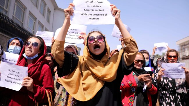 (VÍDEO) Los talibanes dispersan una protesta de mujeres con gases lacrimógenos y tiros al aire