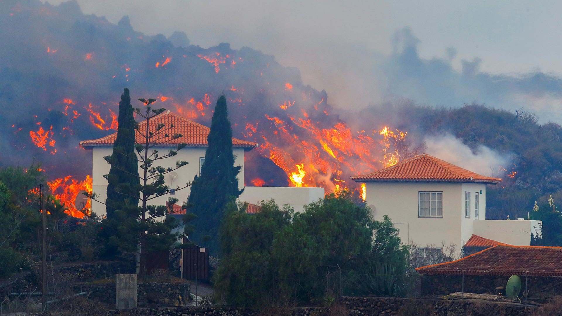 «Vi con unos prismáticos cómo la lava reventaba mi casa y mis coches»