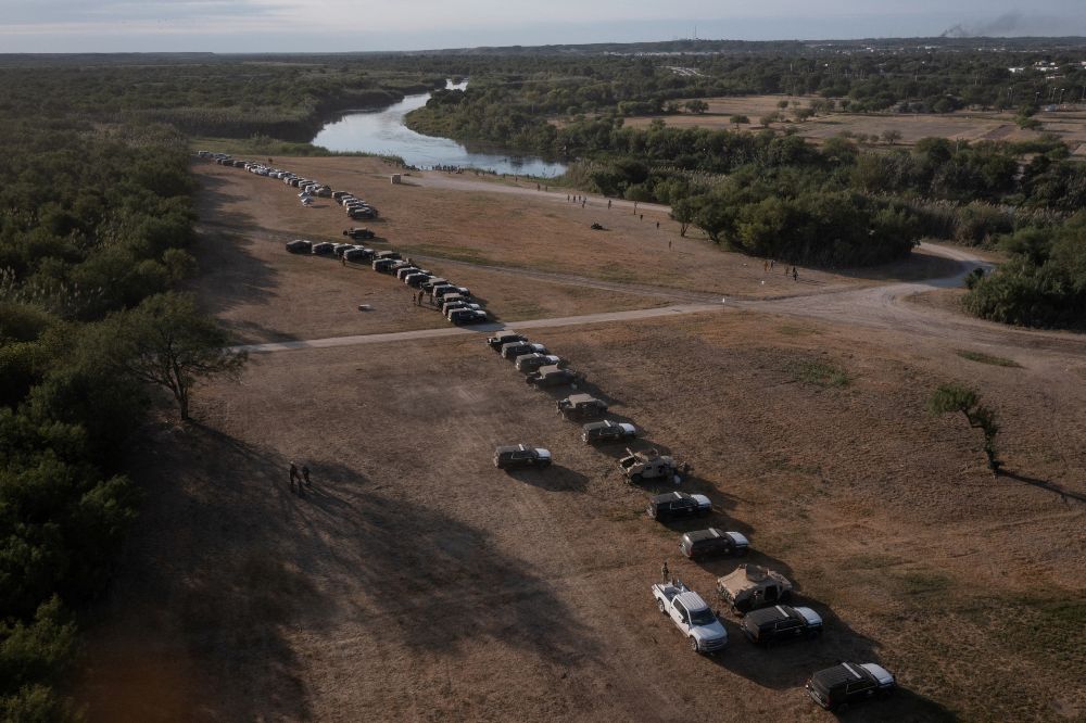 Texas crea un muro de vehículos para intentar frenar la llegada de migrantes